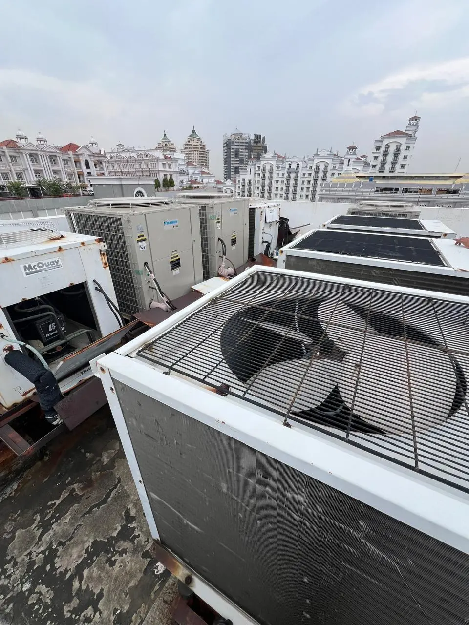 Unit outdoor VRF terpasang di rooftop gedung komersial